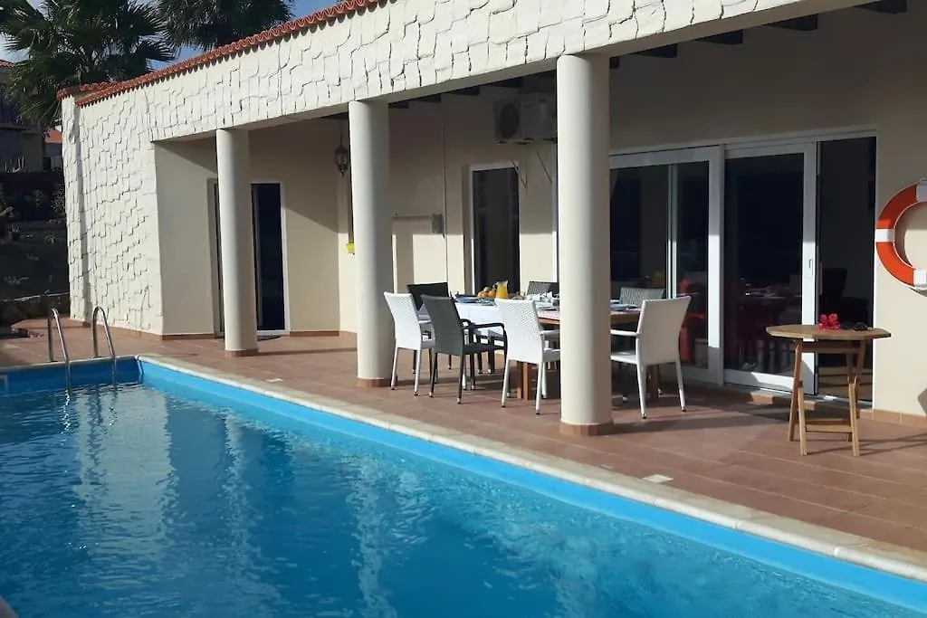 Doce Palmeras, Stunning Villa In Beautiful Gardens La Oliva