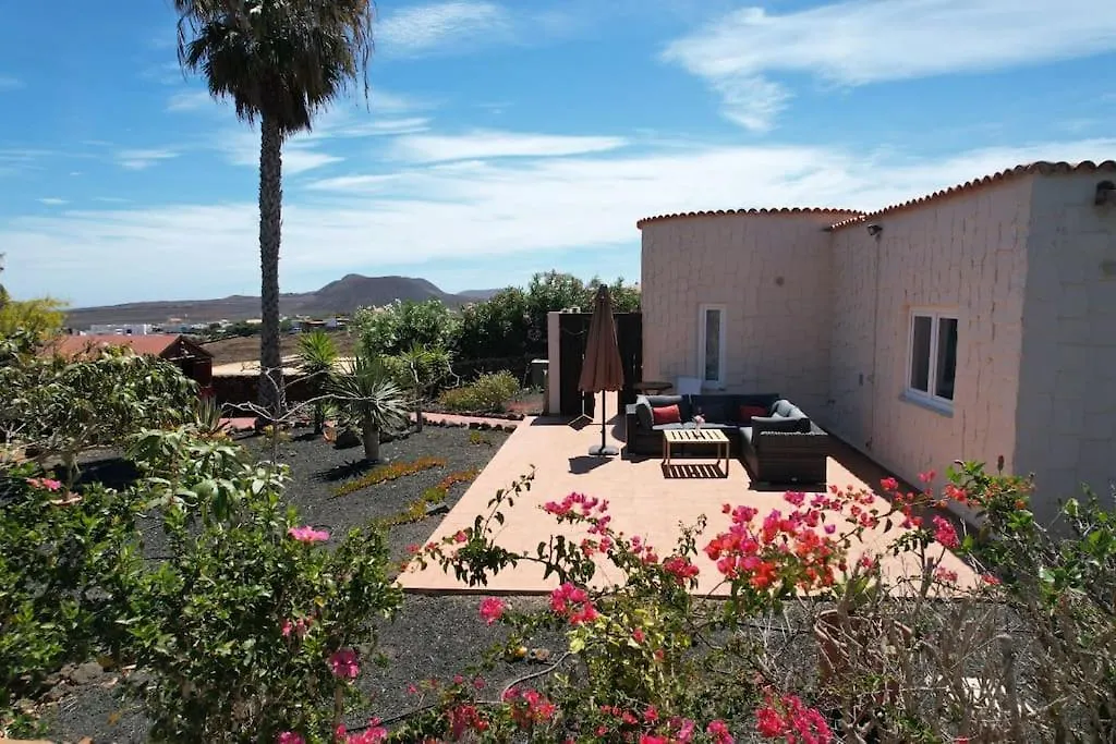 Doce Palmeras, Stunning Villa In Beautiful Gardens La Oliva