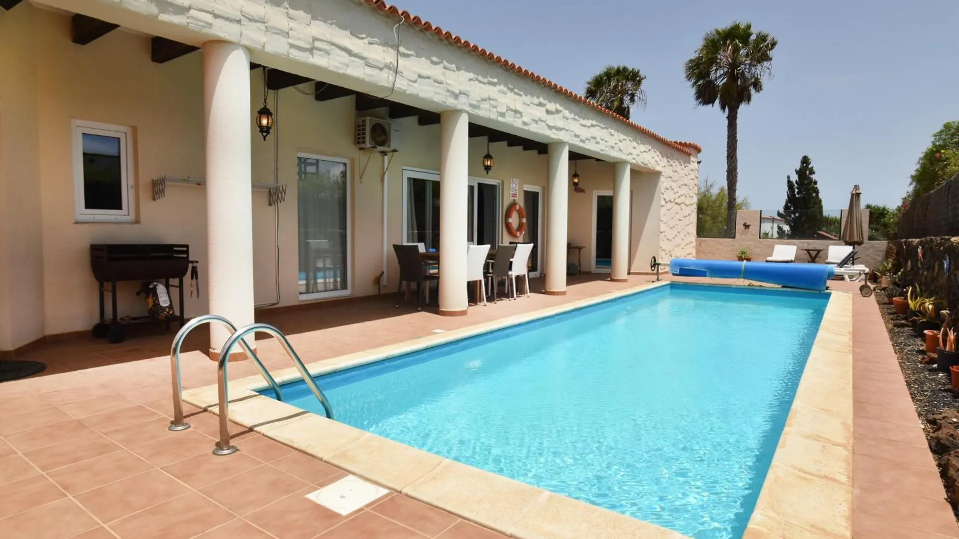 Doce Palmeras, Stunning Villa In Beautiful Gardens La Oliva
