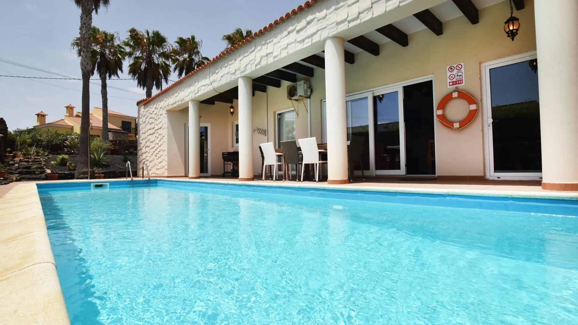 Doce Palmeras, Stunning Villa In Beautiful Gardens La Oliva