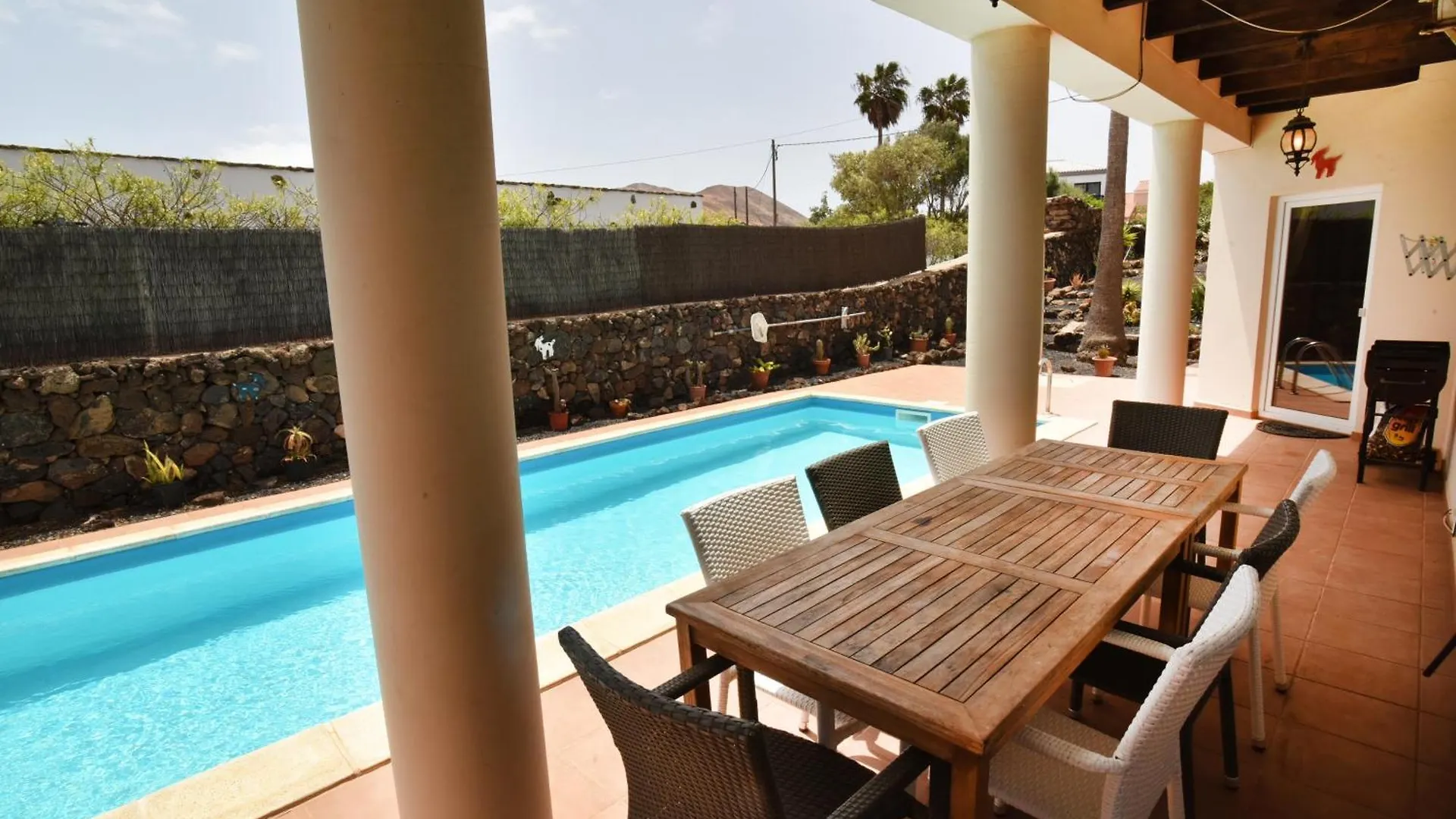 Doce Palmeras, Stunning Villa In Beautiful Gardens La Oliva Spain
